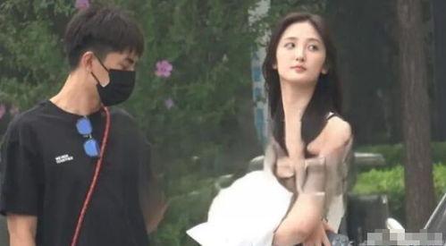 南艺校花吃瓜视频,校园生活趣味横生