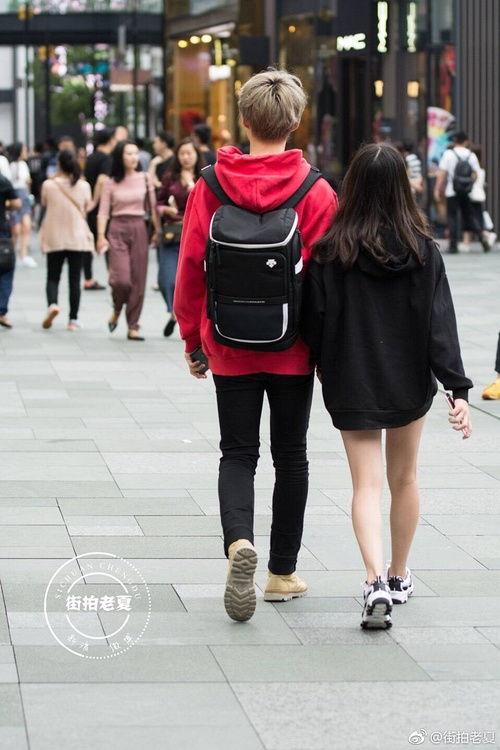韩国街拍吃瓜女人,吃瓜女人演绎独特潮流风采