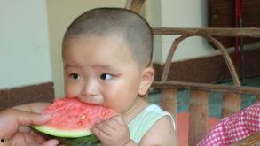 儿童长大后吃瓜,见证成长的甜蜜滋味