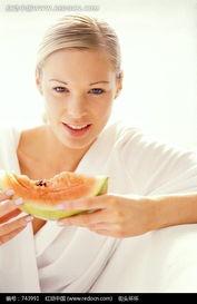 陪着美女吃哈密瓜,美女相伴，哈密瓜盛宴