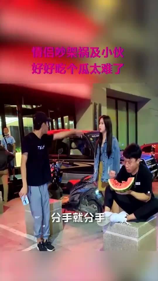 街上吵架交警吃瓜,巧解邻里纠纷