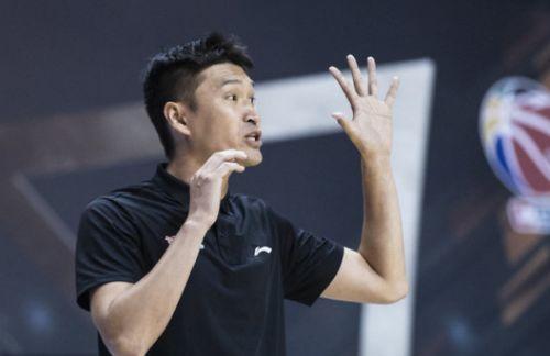 球迷吃瓜同曦,揭秘赛场背后的故事