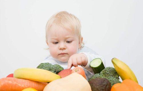 宝宝吃瓜配音片段,萌娃趣味演绎夏日清凉