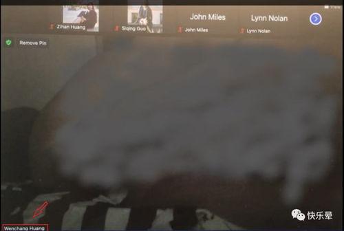 情侣没关麦吃瓜,情侣意外开启“吃瓜模式”，甜蜜互动引网友热议